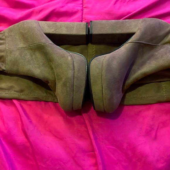 Thigh high boots perfect for fall & winter ❄️ - Picture 2 of 2